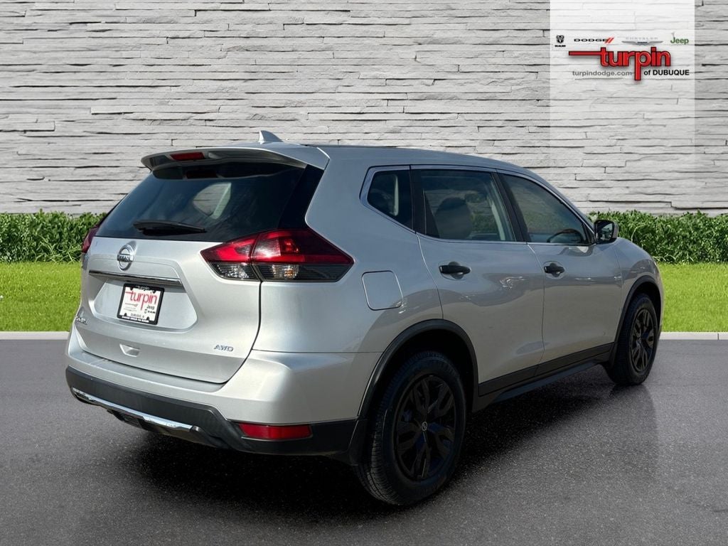 2020 Nissan Rogue — detail view